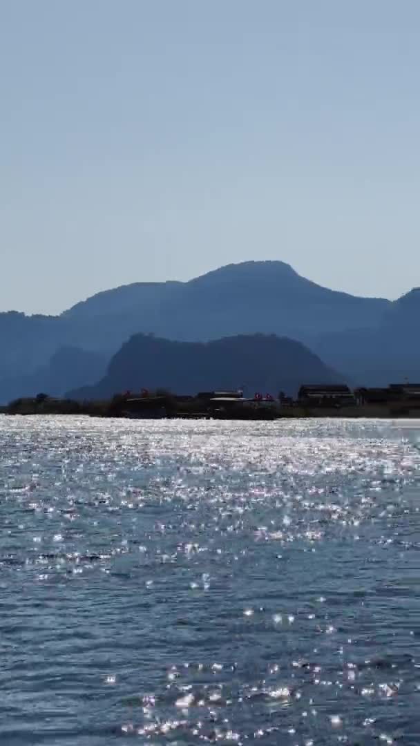 Filmati verticali da barca in movimento, la pittoresca baia di Dalyan in Turchia, vicino a una delle tante isole vicino a Fethiye, barche passeggeri, montagne sullo sfondo — Video Stock