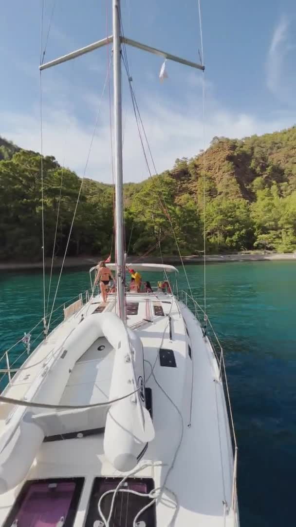 터어 키, 사라사, 2021 년 10 월 03 일: 마리스 근처의 많은 섬들 중 하나 근처에 있는 그림 같이 아름다운 사살라 만, 배 위에서 레가타를 타고 항해하는 사람들은 반드시 산을 배경으로 해야 한다 — 비디오