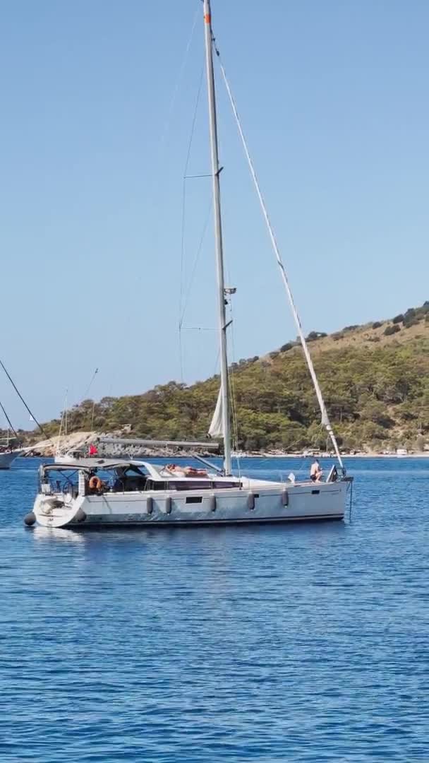 Turquie, Sarsala, 03 Octobre 2021 : La baie pittoresque de Sarsala près de l'une des nombreuses îles près de Marmaris, les participants de la régate de voile sont à la jetée, moûts, montagnes sur fond — Video