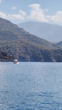 Türkiye, Sarsala, 03 Ekim 2021: Gemiler Adası 'nın pitoresk körfezi, ilk kez Marmaris yakınlarında yelkenli bir tekne sürüyor.