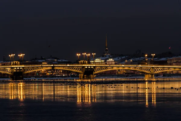 Панорамные кадры зимнего ночного города Санкт-Петербург с живописным отражением на воде, Исаакиевский собор на заднем плане, Благовещенский мост, старое имя лейтенант Шмидт — стоковое фото