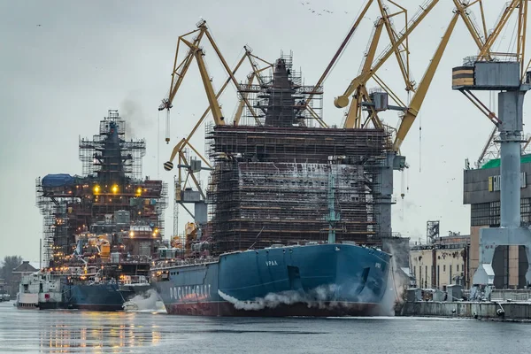 Rusya, St. Petersburg, 05 Şubat 2021: Nükleer buz kırıcıların inşası, soğuk bir kış gününde Baltık tersanesinin vinçleri, Neva nehri üzerinde buhar, nehrin pürüzsüz yüzeyi — Stok fotoğraf