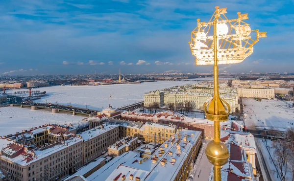 Luchtfoto van een gouden piek met een gouden symbool van de stad Sint-Petersburg, het gebouw Admiraliteit in de heldere wintermiddag, Paleis plein en ophaalbrug, Peter en Paul fort, Rostral — Stockfoto