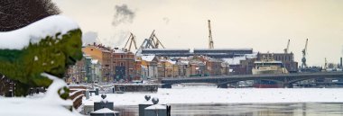 Saint-Petersburg kışının panoramik görüntüsü, gün batımında suya yansıyan resim gibi yansıması, Blagoveshchensky köprüsü yakınlarında demirlemiş büyük bir gemi, İngiliz seti.