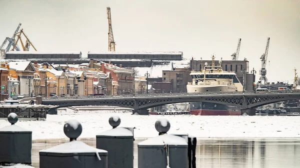 Panoramiczny obraz zimowego miasta Sankt-Petersburg z malowniczą refleksją nad wodą o zachodzie słońca, duży statek zacumowany w pobliżu mostu Blagoveshchensky, angielski nasyp — Zdjęcie stockowe