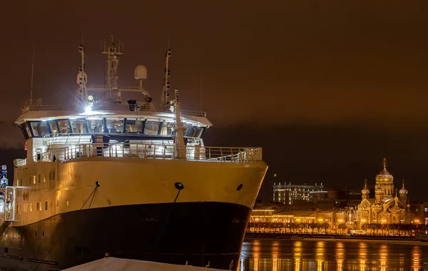 Les images panoramiques de la ville de nuit d'hiver Saint-Pétersbourg avec une réflexion pittoresque sur l'eau, grand navire amarré près du pont Blagoveshchensky, remblai anglais, cathédrale en arrière-plan — Photo