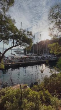 Türkiye, Sarsala, 03 Ekim 2021: Yelkenli yarışlarına katılanlar, Marmaris yakınlarındaki pek çok adadan birinin yakınlarındaki Sarsala 'nın pitoresk körfezinde, limanda toplandı.