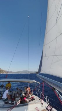 Türkiye, Sarsala, 03 Ekim 2021: İnsanlar Marmaris yakınlarındaki birçok adadan biri olan Sarsala 'nın pitoresk körfezi olan yelkenlide dinleniyor.