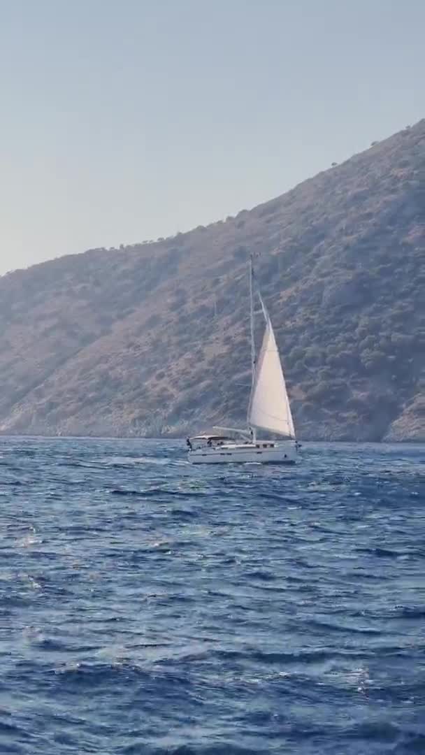 Marmaris yakınlarındaki pek çok adanın yakınlarındaki pitoresk deniz manzarası, gemideki yelkenli yarışlarına katılanlar, arka plandaki dağlar.
