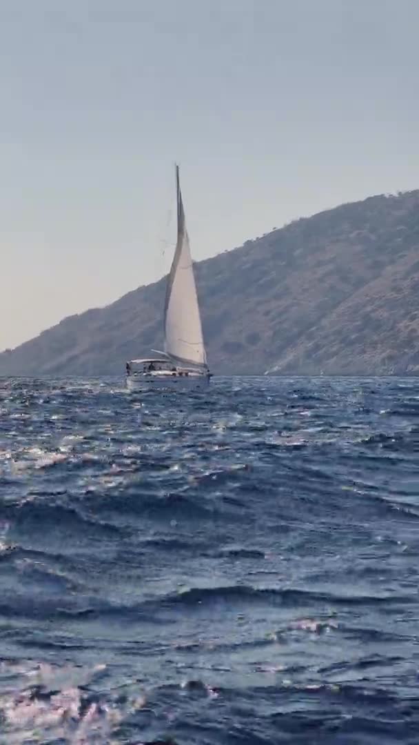 El pintoresco paisaje marino cerca de las muchas islas cerca de Marmaris, participantes de la regata de vela en el barco, montañas en el fondo — Vídeo de stock