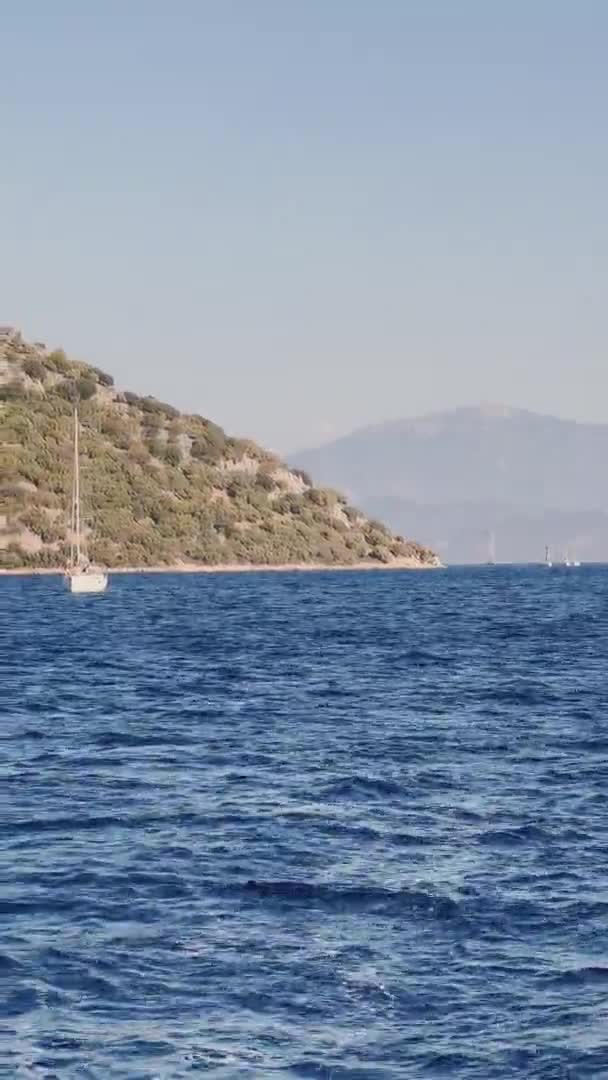 De schilderachtige zeegezicht in de buurt van de vele eilanden in de buurt van Marmaris, deelnemers aan de zeilregatta op de boot, bergen op de achtergrond — Stockvideo