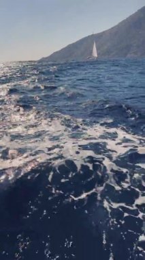 Marmaris yakınlarındaki pek çok adanın yakınlarındaki pitoresk deniz manzarası, gemideki yelkenli yarışlarına katılanlar, arka plandaki dağlar.