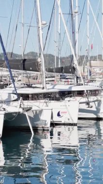 Türkiye, Marmaris, 02 Ekim 2021: Netsel marinası, pek çok yelkenli ve katamaran, pek çok gemi direği, durgun suda yansıyan açık güneşli havada, dağlarda sakinlik