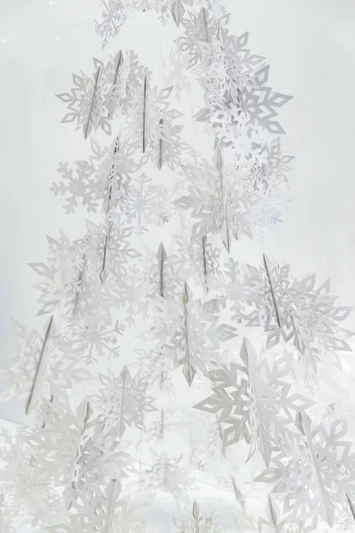 Decoración de copos de nieve blancos de papel en forma de árbol de Navidad — Foto de Stock