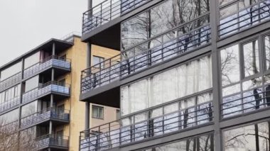 Güzel binalar büyük bir konut kompleksinin ön cephesi, iyi planlanmış bir konut alanı, büyük pencereler, bulutlu hava