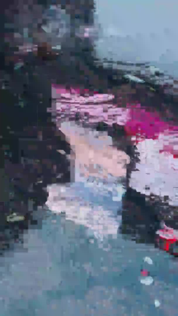 Farbreflexion des Werbebildschirms in einer Pfütze während des Regens, abstraktes verschwommenes Video, Silhouetten vorbeifahrender Menschen — Stockvideo