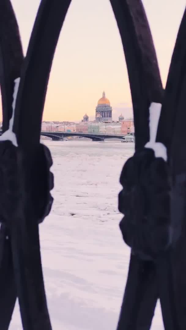 Rosja, Sankt Petersburg, 07 grudnia 2021 r.: Wolny film z zimowego widoku Sankt Petersburga o zachodzie słońca, para wodna nad zamarzniętą rzeką Neva, ogromny statek zacumowany w pobliżu mostu Blagoveshenskiy — Wideo stockowe