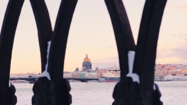Ryssland, Sankt Petersburg, 07 december 2021: Långsam rörelse bilder av vintern syn på Sankt Petersburg vid solnedgången, ånga över frusna Neva floden, enorma fartyg förtöjd nära Blagoveshenskiy bron — Stockvideo