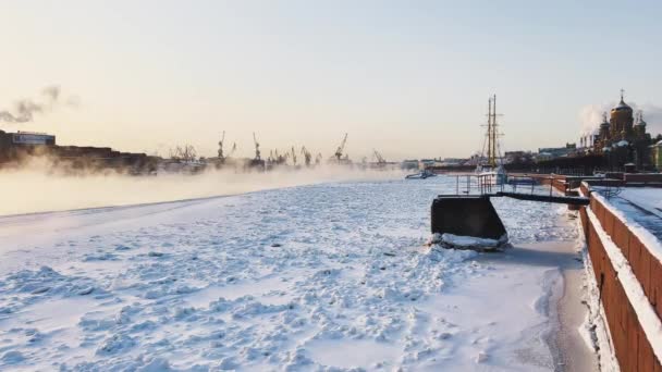 Byggandet av isbrytare, kranar på det baltiska varvet under en kylig vinterdag, ånga över floden Neva, slät yta på floden — Stockvideo