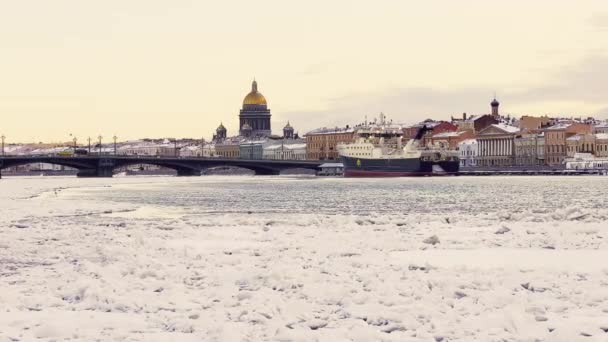 Rusia, San Petersburgo, 07 de diciembre de 2021: Imágenes en cámara lenta de la vista de invierno de San Petersburgo en la tormenta de nieve, el río Neva congelado, barco enorme, la catedral de Isaac, el tráfico de coches en el puente Blagoveshenskiy — Vídeo de stock