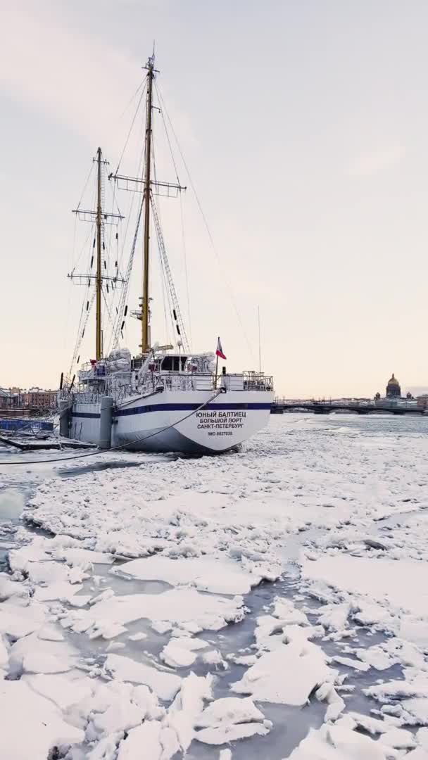 Russland, St. Petersburg, 07. Dezember 2021: Zeitlupenaufnahmen vom Winterbild von St. Petersburg bei Schneesturm, zugefrorener Newa, riesigem Schiff, Isaak-Kathedrale, Autoverkehr auf der Blagoweschenskij-Brücke — Stockvideo