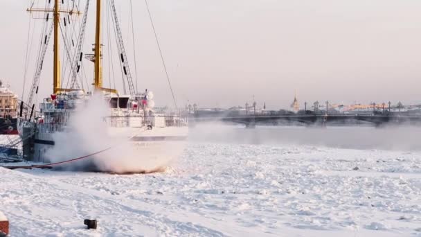 Ρωσία, Αγία Πετρούπολη, 07 Δεκεμβρίου 2021: Αργή κίνηση βίντεο με θέα το χειμώνα της Αγίας Πετρούπολης σε χιονοθύελλα, κατεψυγμένα Neva ποταμού, τεράστιο πλοίο, Isaac καθεδρικό ναό, κυκλοφορία αυτοκινήτων στη γέφυρα Blagoveshenskiy — Αρχείο Βίντεο