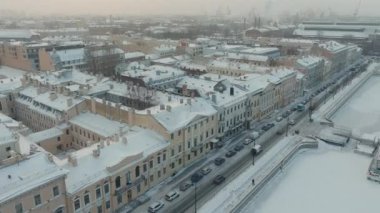 Rusya, St. Petersburg, 07 Aralık 2021: St. Petersburg 'un kar fırtınasındaki kış görüntüsü, donmuş Neva nehri, büyük bir gemi, Isaac Katedrali, Blagoveshenskiy köprüsündeki araba trafiği