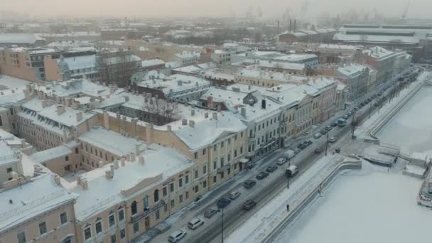 Rusia, San Petersburgo, 07 de diciembre de 2021: Imágenes en cámara lenta de la vista de invierno de San Petersburgo en la tormenta de nieve, el río Neva congelado, barco enorme, la catedral de Isaac, el tráfico de coches en el puente Blagoveshenskiy — Vídeos de Stock