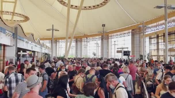 Egypte, Sharm El Sheikh, 09 november 2021: De ineenstorting op de luchthaven van Sharm El Sheikh, enorme wachtrijen voor de bagagescanner, veel mensen die wachten om het vliegtuig te overvallen — Stockvideo