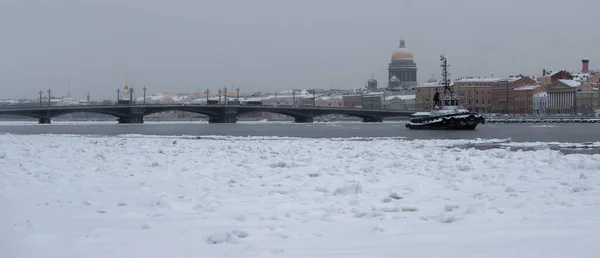 Winter panoramic view of St. Petersburg at frosty day, Isaac cathedral and Blagoveshenskiy bridge on background, steam over frozen Neva river, Admiralty building — Stock Photo, Image