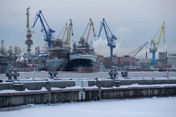 Nükleer buz kırıcıların inşası, soğuk bir kış gününde Baltık tersanesinin vinçleri, Neva nehrinin üzerinde buhar, nehrin pürüzsüz yüzeyi. — Stok fotoğraf