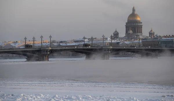 Invierno vista panorámica de San Petersburgo en el día helado, Isaac catedral y Blagoveshenskiy puente en el fondo, vapor sobre el río Neva congelado, edificio del Almirantazgo — Foto de Stock