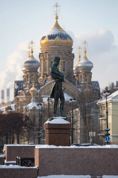 Monument voor de navigator Kruzenshtern voor de kathedraal van luitenant Schmidt op een heldere wintervorstdag, gouden koepel en kerkkruis — Stockfoto