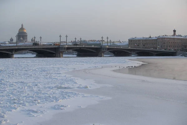 Vista panorâmica de inverno de São Petersburgo no dia gelado, catedral de Isaac e ponte de Blagoveshenskiy no fundo, vapor sobre o rio Neva congelado, edifício do Almirantado — Fotografia de Stock