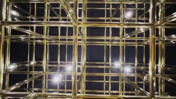 Vídeo abstracto de rejilla dorada con retroiluminación, vívido video de perspectiva, patrón Art Deco, — Vídeos de Stock