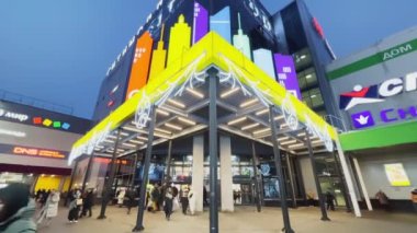 Rusya, St. Petersburg, 29 Aralık 2021: Yeni yıl kutlamalarından önce alışveriş merkezinde koşuşturma, insanlar hediye almak için alışveriş merkezine koşuşturuyorlar, binadaki parlak reklam tabelaları