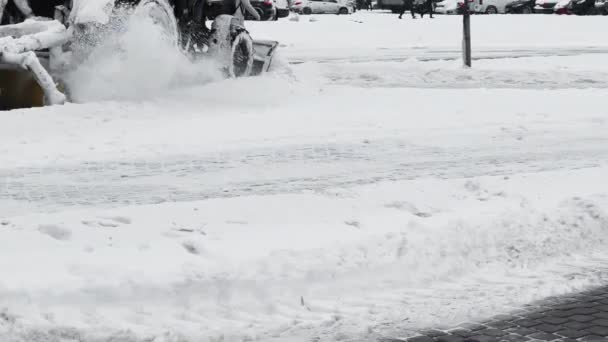 Kar küreme traktörü park yerindeki karları kaldırırken gece araba yok, gece aydınlatma, kar yağıyor. — Stok video