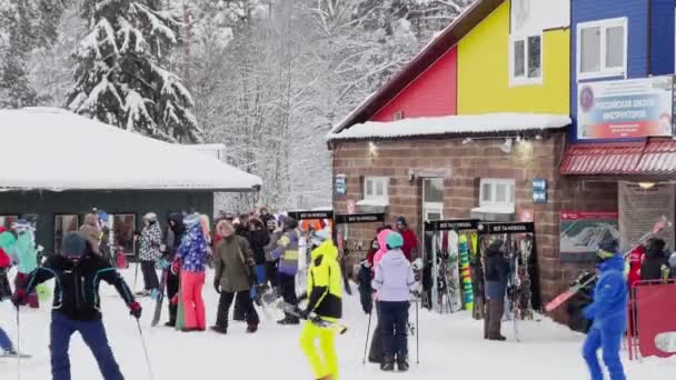 Russia, St. Petersburg, 06 January 2022: Ski resort with many skiers and snowboarders at snowy winter slope, colourful dresses — Stok video