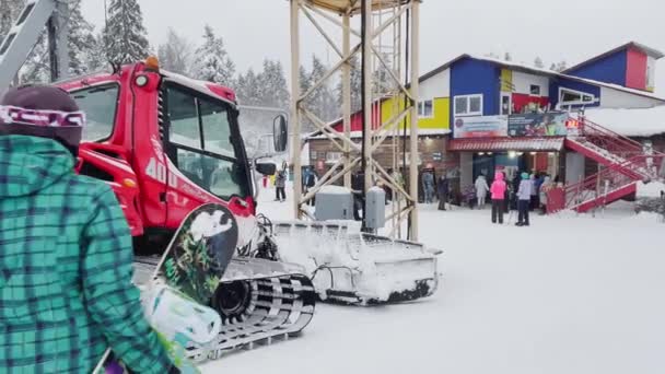러시아, 상트페테르부르크, 2022 년 1 월 6 일: 스키 리조트, 눈덮인 겨울 경사면에서 다채 로운 옷을 입고 스키를 타거나 스노보드를 타는 많은 사람들 과 함께 — 비디오
