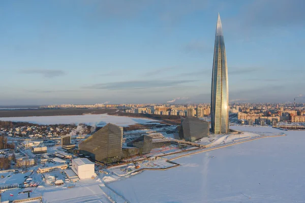 Russia, St. Petersburg, 08 January 2022: Lakhta center skyscraper in a winter frosty evening at sunset, the future main building of the office of the oil company Gazprom, buildings of pink color — Foto de Stock