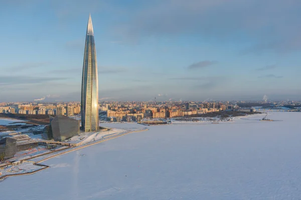 Russia, St. Petersburg, 08 January 2022: Lakhta center skyscraper in a winter frosty evening at sunset, the future main building of the office of the oil company Gazprom, buildings of pink color Foto Stock Royalty Free