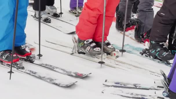 Russia, St. Petersburg, 03 January 2022: feet of skiers and snowboarders in line at the ski lift to the ski slopes of the ski resort at weekend — стокове відео