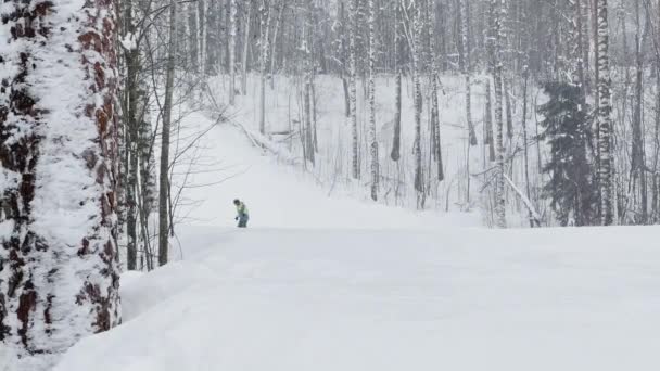 रशिया, सेंट पीटर्सबर्ग, 03 जानेवारी 2022: शनिवार व रविवार स्की रिसॉर्टच्या उतारावर स्की आणि स्नोबोर्डवरील तरुण लोक, एक बर्फ हिवाळा दिवस खेळाडूंचे रंगीत ओव्हरल — स्टॉक व्हिडिओ