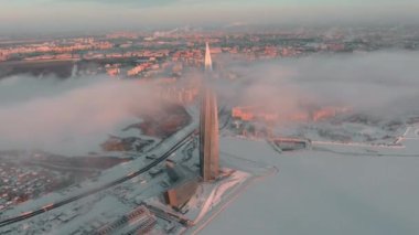 Rusya, St. Petersburg, 08 Ocak 2022: Lakhta merkez gökdeleninde kış aylarında, ana petrol şirketi Gazprom, İHA binaya uçuyor, bulutlar binanın üzerinde yüzüyor