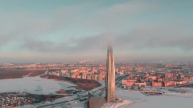 Rusya, St. Petersburg, 08 Ocak 2022: Güneş batarken Lakhta merkez gökdeleninde, petrol şirketi Gazprom 'un gelecekteki ana binası, İHA binanın her yerine tırmanıyor