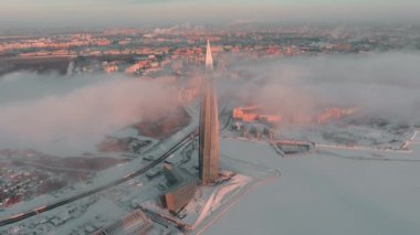 Rusya, St. Petersburg, 08 Ocak 2022: Güneş batarken Lakhta merkez gökdeleni, petrol şirketi Gazprom 'un gelecekteki ana binası,
