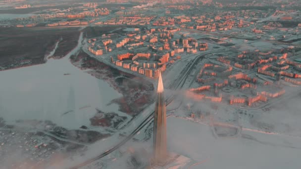 Russia, St. Petersburg, 08 January 2022: Lakhta center skyscraper in a winter frosty evening at sunset, the future main building of the office of the oil company Gazprom, the drone is stationary — Vídeo de stock