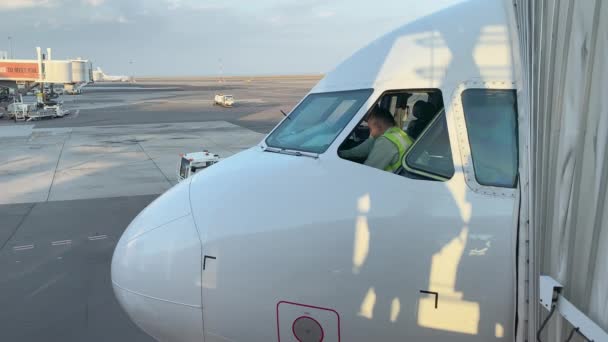 Francia, Niza, 10 de julio de 2019: La cabina del avión, el comandante del avión y el segundo piloto se preparan para una salida, una ventana de avión abiertamente, una escalera suave del avión — Vídeos de Stock