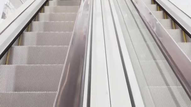 Vista en primera persona de imágenes de cerca de mover escaleras mecánicas modernas vacías, barandillas de vidrio — Vídeos de Stock