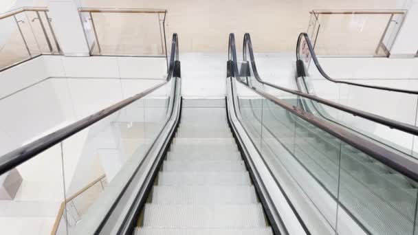 Oroszország, Szentpétervár, 2022. január 14.: Az első személy közelről láthatja a mozgó, üres modern mozgólépcsős lépcsőket, üvegkorlátokat — Stock videók